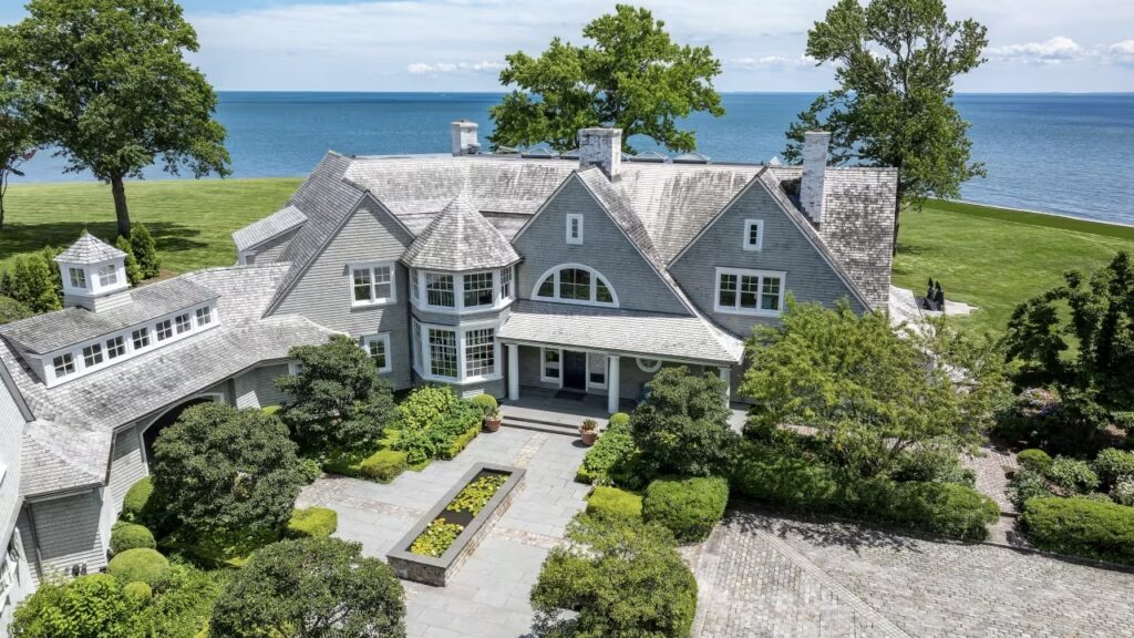 A front view of the mansion that Phil Donahue and Marlo Thomas built in 2007